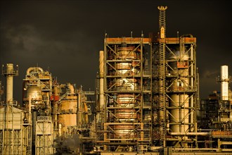 USA, California, Longbeach, Oil refinery at dusk