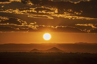 Usa, New Mexico, Santa Fe, Sun setting over High Desert