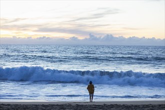 Mexico, Baja, Pescadero, Silhouette of boy on beach at dusk, Pescadero, Baja, Mexcio