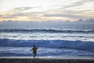 Mexico, Baja, Pescadero, Silhouette of boy on beach at dusk, Pescadero, Baja, Mexcio