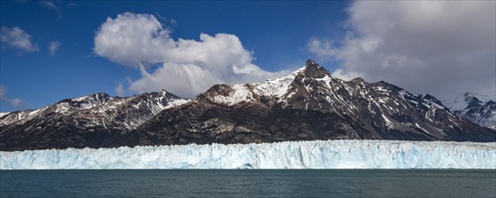 Argentina, Santa Cruz, El Calafate, Clouds over lake and mountains with Perito Moreno Glacier, El