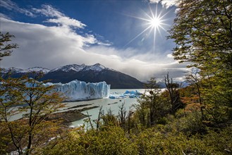 Argentina, Santa Cruz, El Calafate, Sun over Perito Moreno Glacier and mountains, El Calafate,