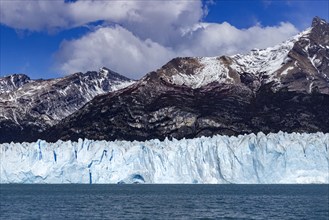 Argentina, Santa Cruz, El Calafate, View of Perito Moreno Glacier with water in foreground, El