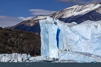 Argentina, Santa Cruz, El Calafate, View of Perito Moreno glacier with water in foreground, El