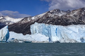 Argentina, Santa Cruz, El Calafate, View of Perito Moreno glacier with water in foreground, El