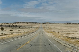 USA, Utah, Thompson Springs, Empty highway in desert landscape, Thompson Springs, Utah, USA