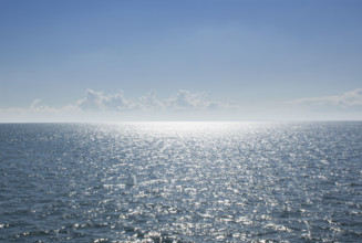 Sunlight reflections on ripple surface of Nantucket Sound
Hyannis Port, Massachusetts, USA