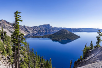 USA, Oregon, Clear sky over calm Crater lake