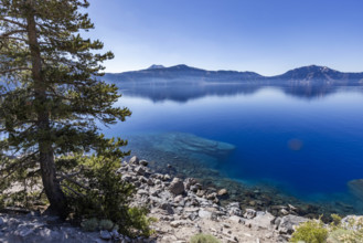 USA, Oregon, Clear sky over calm Crater lake