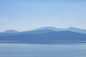 USA, Oregon, Klamath Falls, Clear blue sky and hills by calm Kiamath Lake