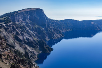 USA, Oregon, Cliffs by calm blue Crater lake