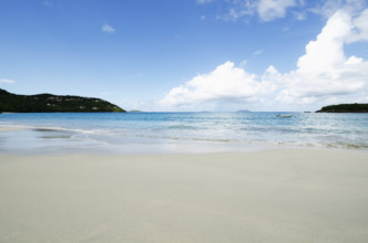 USA, United States Virgin Islands, St. John, Empty beach and calm Cinnamon Bay