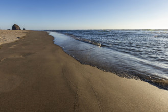 USA, Oregon, Cannon Beach, Empty beach with haystack rock in distance