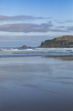 USA, Oregon, Newport, Wet beach at Yaquina Head on Oregon Coast