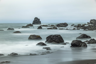 USA, Oregon, Brookings, Sea waves crashing against rocks, long exposure