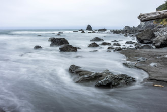 USA, Oregon, Brookings, Sea waves on rocky coast, long exposure