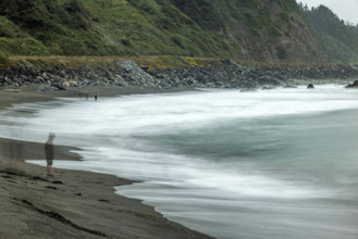 USA, Oregon, Brookings, Sea waves washing rocky coast, long exposure