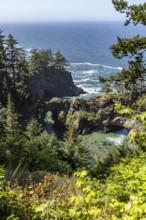 USA, Oregon, Brookings, Natural bridges formation on Oregon Coast