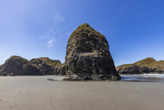 USA, Oregon, Brookings, Rock formations on empty Oregon Coast beach