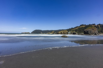 USA, Oregon, Brookings, Rock formations on empty Oregon Coast beach
