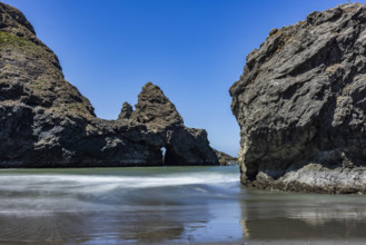 USA, Oregon, Brookings, Rock formations on empty Oregon Coast beach