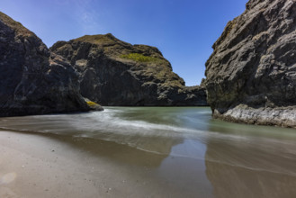 USA, Oregon, Brookings, Rock formations on empty Oregon Coast beach