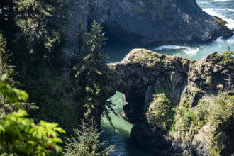 USA, Oregon, Brookings, Natural Bridges formation on Oregon Coast