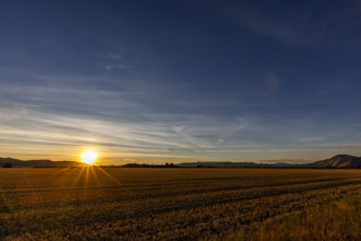 USA, Idaho, Bellevue, Sun setting over fall fields