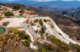 Mexico, Oaxaca, Oaxaca de Juarez, Hierve el Agua, Turquoise pools and travertine rock formations