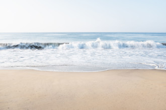 Mexico, Oaxaca State, Puerto Escondido, Costa Chica, Ocean waves washing empty beach