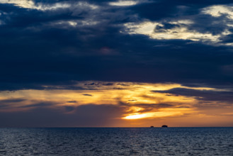 Costa Rica, Guanacaste, Playa Flamingo, Dramatic sky above calm sea oat sunset