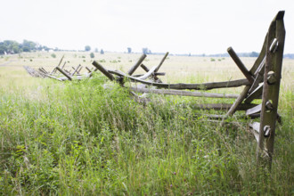 USA, Pennsylvania, Gettysburg, Fence in grassy field at Cemetery Ridge