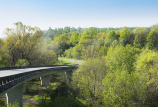 USA, Tennessee, Franklin, Natchez Trace Parkway viaduct crossing landscape