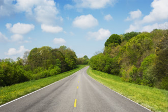USA, Tennessee, Primm Springs, Empty Natchez Trace Parkway in summer