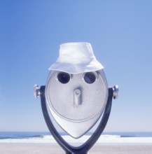 USA, New Jersey, Avon-by-the-Sea, White hat on coin-operated binoculars on beach