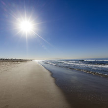 USA, California, Santa Monica, Morning sun on clear sky above Santa Monica Beach