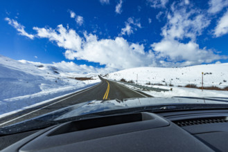 USA, Idaho, Fairfield, Empty Idaho Highway 20 in winter seen from car