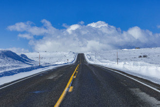 USA, Idaho, Fairfield, Empty Idaho Highway 20 in winter