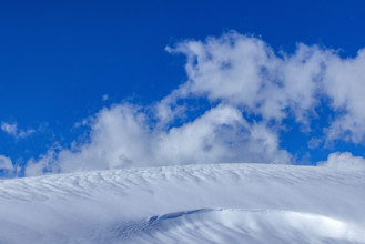 USA, Idaho, Fairfield, White clouds above fresh snow