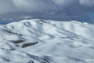 USA, Idaho, Fairfield, Clouds above snow covered fields