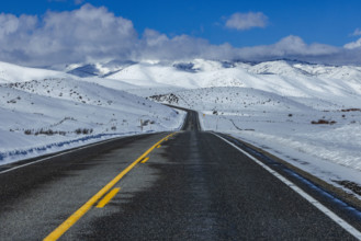 USA, Idaho, Fairfield, Empty Idaho Highway 20 in winter