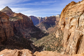 USA, Utah, Zion Canyon from lookout point on canyon overlook trail in Zion National Park