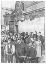Illustration montrant la foule rassemblée devant les locaux de la White Star Line, à Southampton,