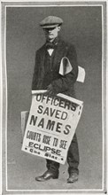 Vendeur de journaux, à Londres, suivant la tragédie du RMS Titanic. Construit par Harland & Wolff,