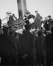 Passagers du RMS Titanic débarquant du transbordeur America, à Queenstown (Cobh), en Irlande