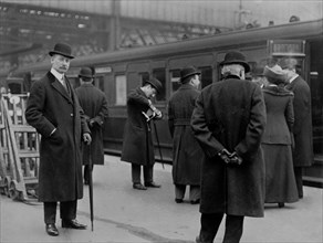 Passagers prenant le train pour Southampton, afin de rejoindre le RMS Titanic