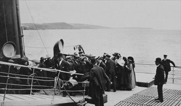 Médecin américain examinant les émigrants irlandais, avant de les autoriser à embarquer sur le RMS Titanic