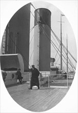 Passager se promenant sur le pont D du RMS Titanic