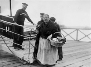 La marchande Mme Galvin, attendant l'arrivée des passagers du RMS Titanic