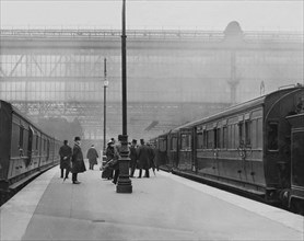 Passagers attendant le train pour Southampton, qui doit les conduire jusqu’au RMS Titanic